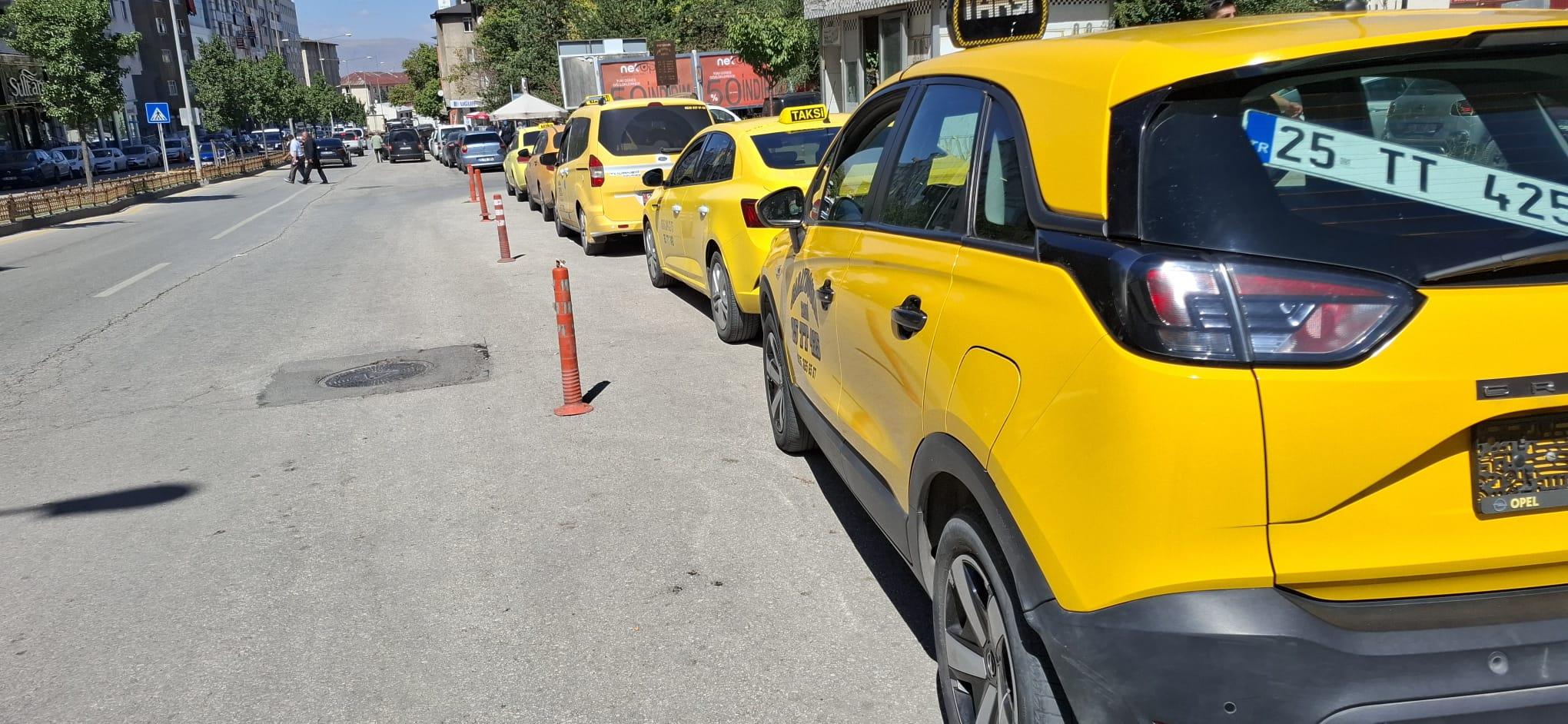 Erzurum Havalimanı terminali önünde transfer aracı