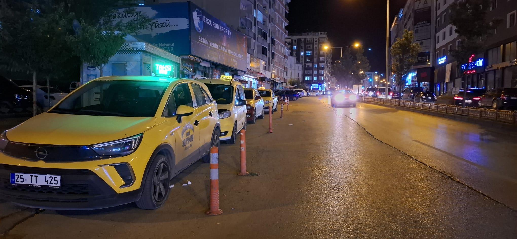 Karlı Erzurum yolunda kış lastikli taksi