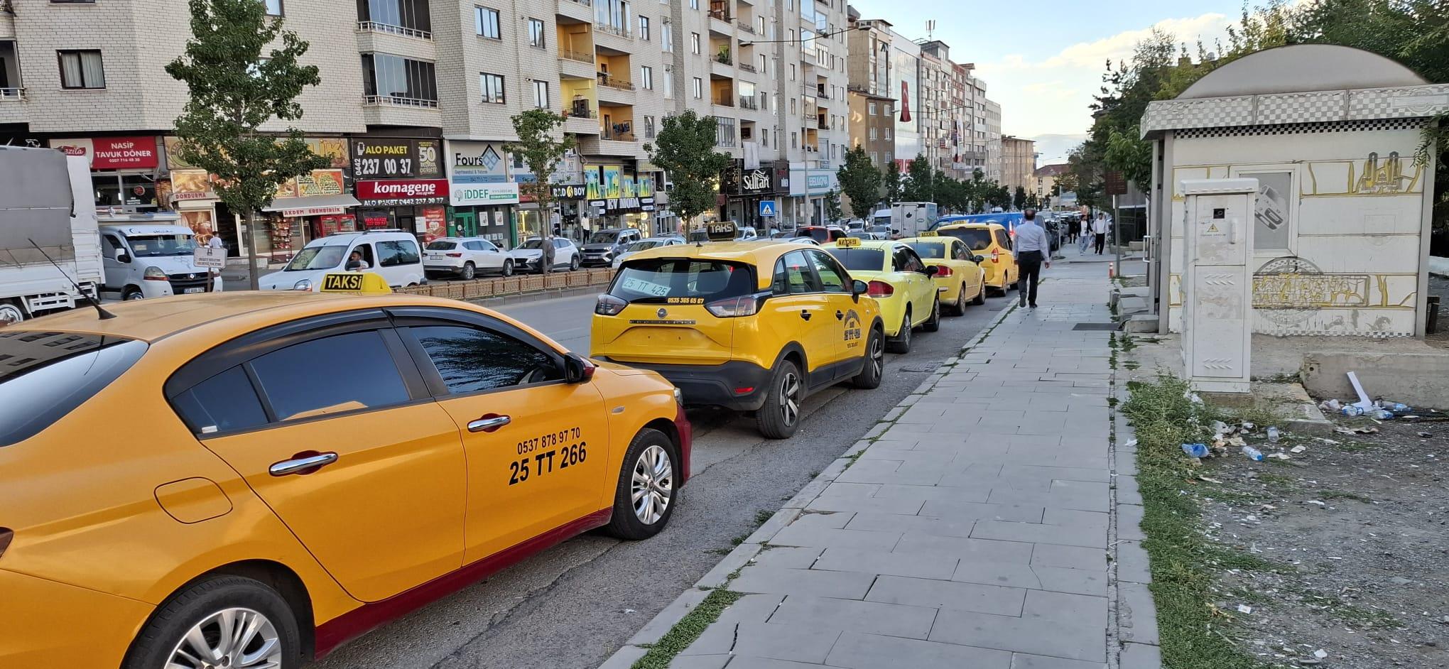 VIP siyah lüks araç yan profilden