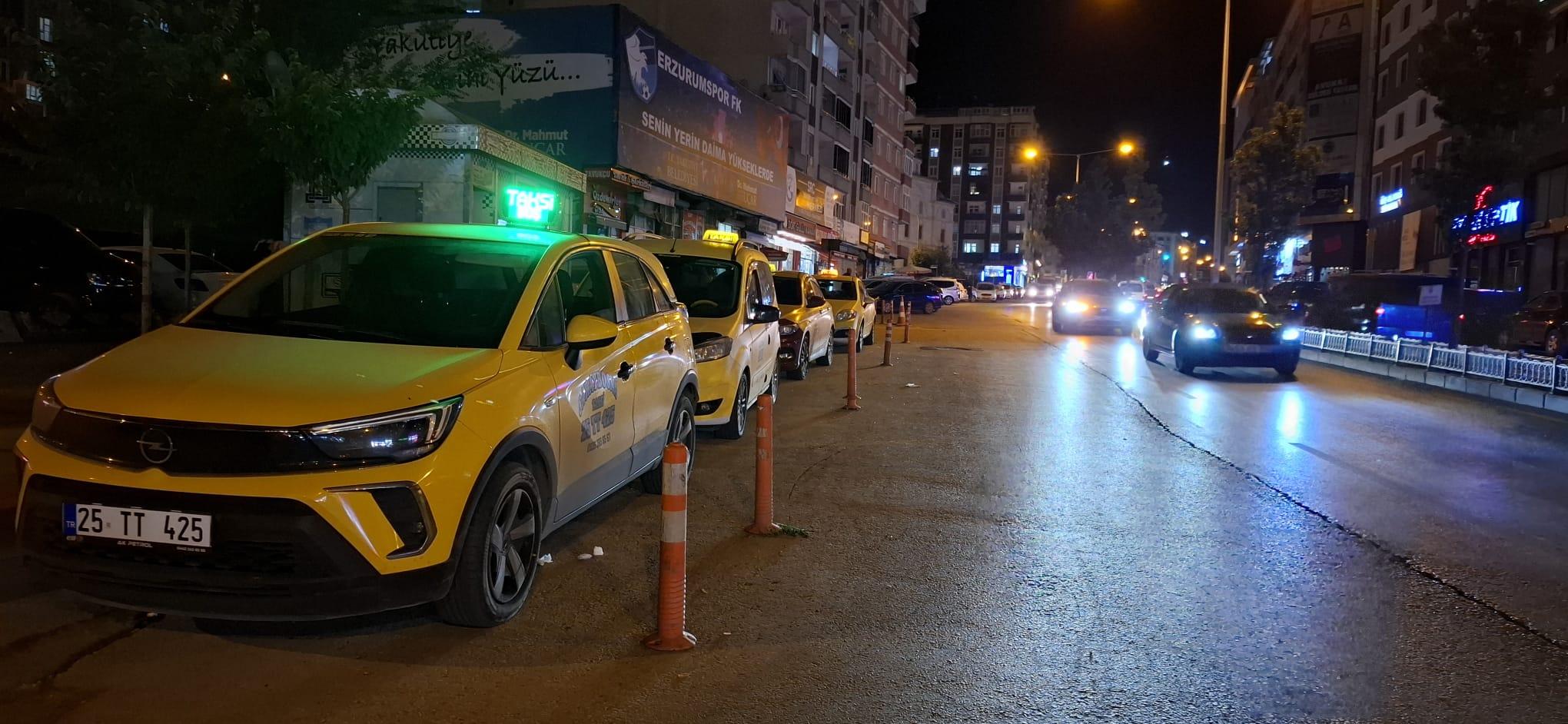 Uzun yolda ilerleyen konforlu taksi aracı